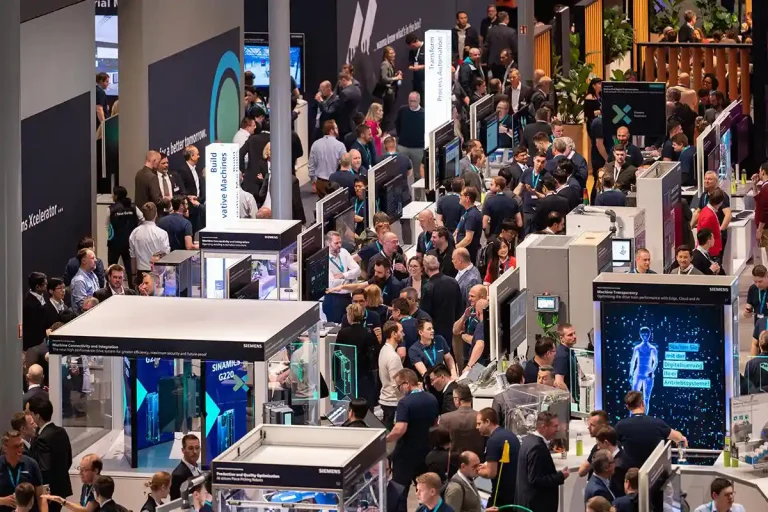 تصویری از سالن برگزاری نمایشگاه نمایشگاه هانوفر مسه (HANNOVER MESSE)؛ مهم‌ترین نمایشگاه فناوری صنعتی و Industry 4.0 جهان که جمعیت قابل توجه و گسترده بازدیدکنندگان و غرفه داران را به نمایش می گذارد.