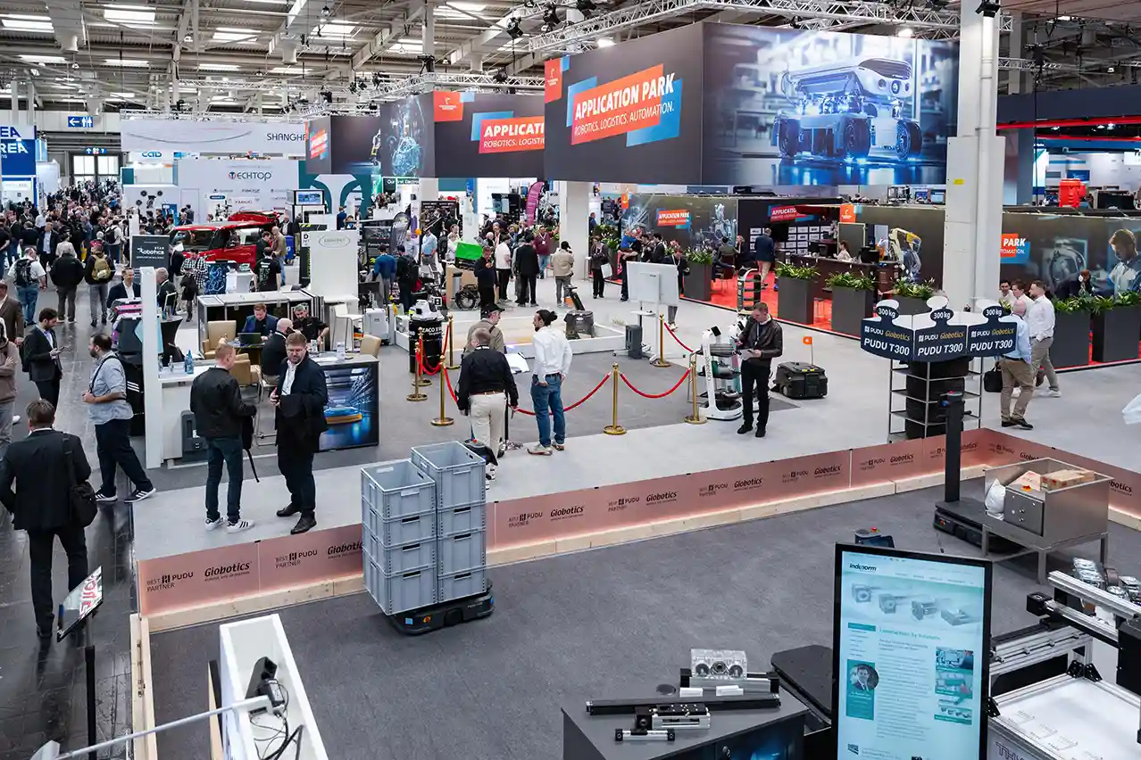 تصویری از سالن برگزاری نمایشگاه نمایشگاه هانوفر مسه (HANNOVER MESSE)؛ مهم‌ترین نمایشگاه فناوری صنعتی و Industry 4.0 جهان که جمعیت قابل توجه و گسترده بازدیدکنندگان و غرفه داران را به نمایش می گذارد.